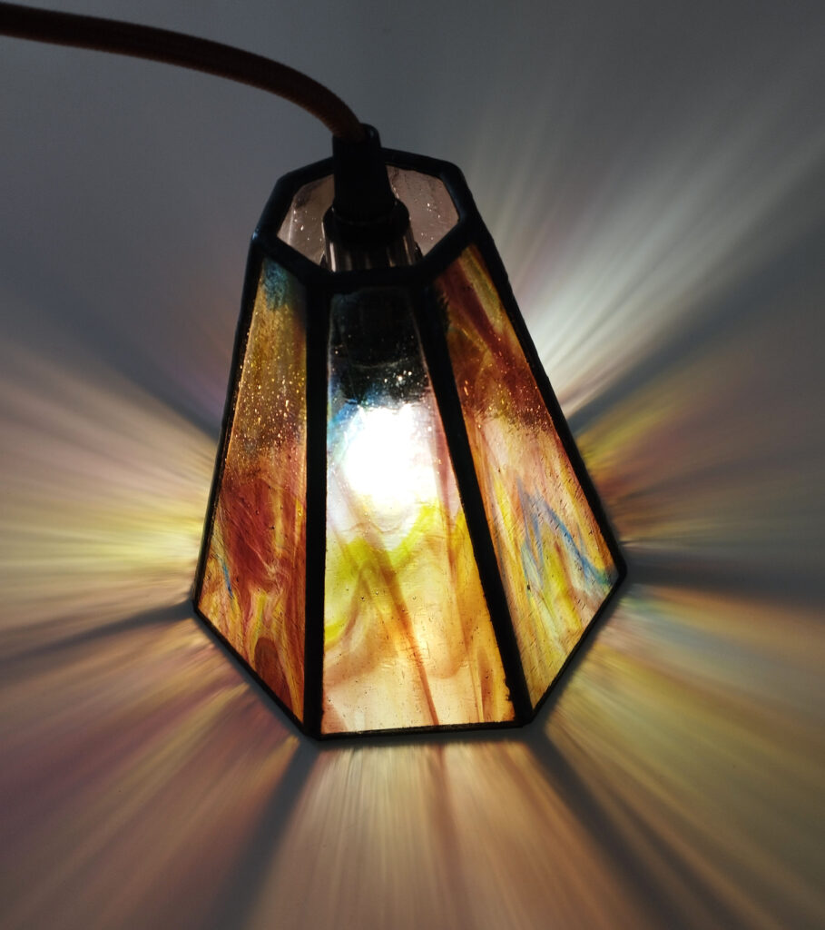 Lampe Hepta en verre coloré jaune, bleu vert à 7 côtés  entourés d'un ruban Tifffany recouvert d'étain.