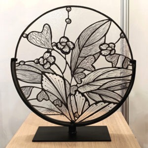 Vitrail rond motif floral noire et blanc de 40 cm représentant les fleurs coeurs de marie symbolisent le renouveau du printemps