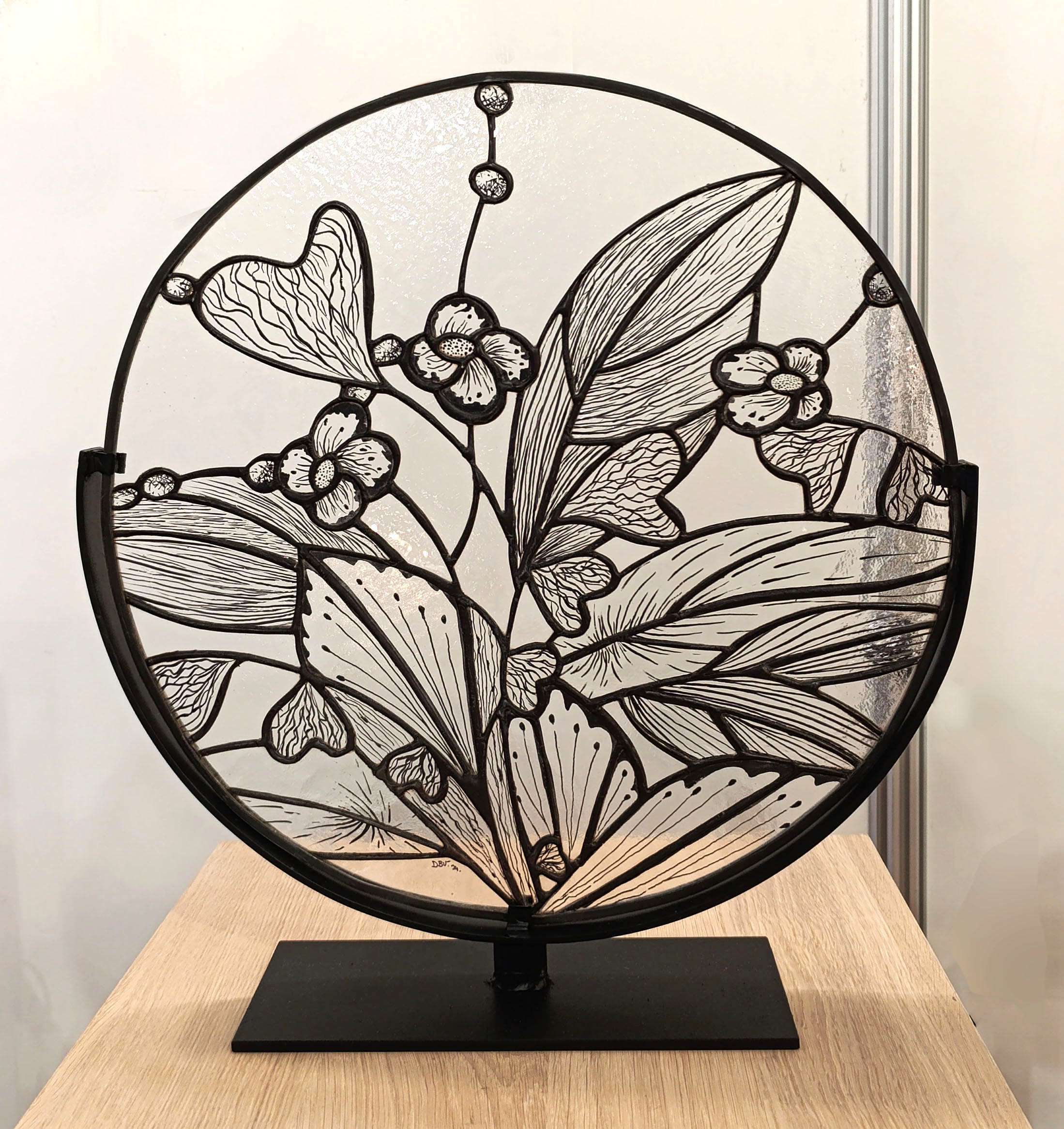 Vitrail rond motif floral noire et blanc de 40 cm représentant les fleurs coeurs de marie symbolisent le renouveau du printemps